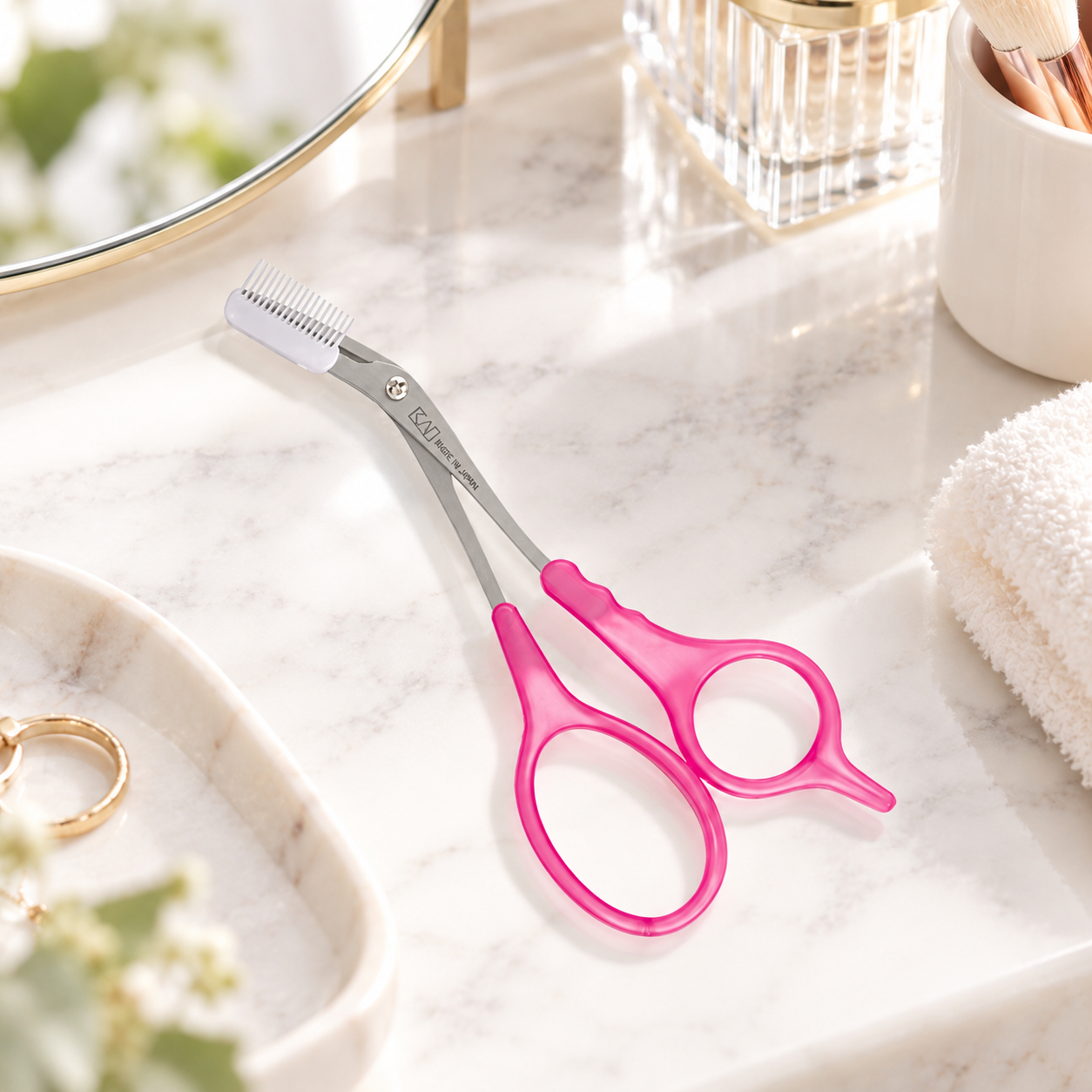 KAI Eyebrow Scissors DX with Comb — Tijeras para cejas con peine, rosa